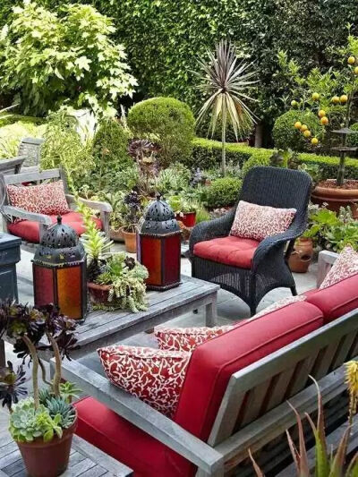 一方院子，有着花草相伴，看云卷云舒，花开花落。