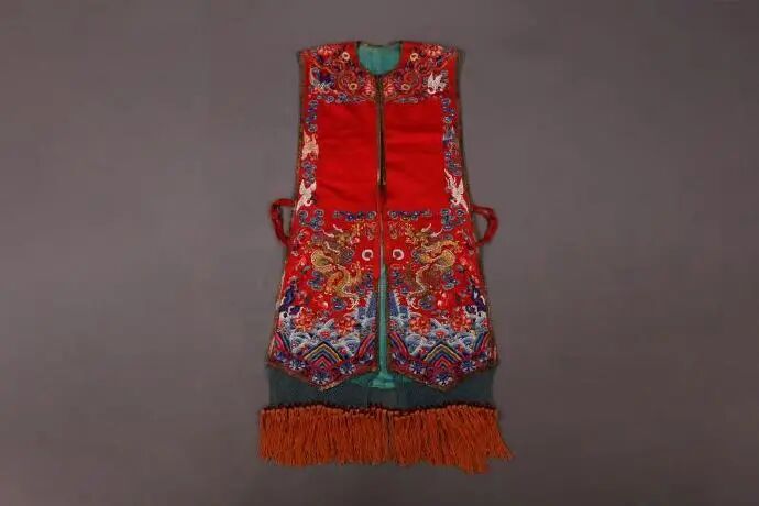 清中晚期  红色缎绣祥云瑞禽海水龙纹霞帔
观复博物馆藏
