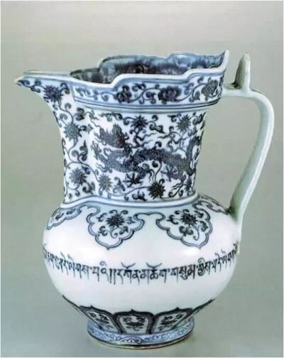 明宣德  青花龙纹僧帽壶
台北故宫博物院藏
