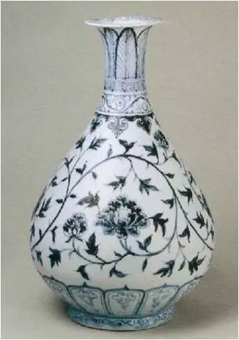 明洪武  青花缠枝牡丹纹玉壶春瓶
北京故宫博物院藏
