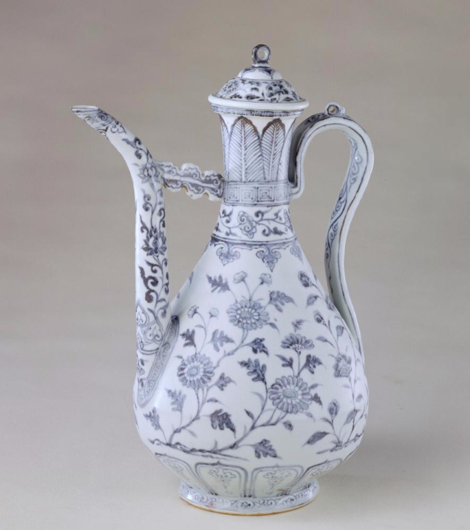 明 洪武青花花卉纹执壶
故宫博物院藏