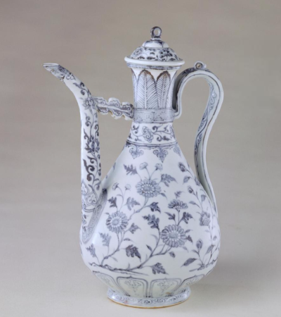 明 洪武青花花卉纹执壶
故宫博物院藏