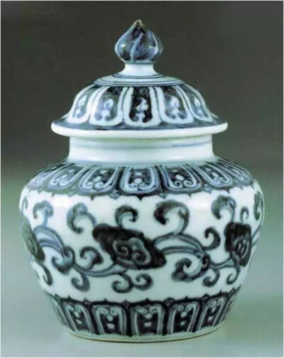 明宣德  青花灵芝纹盖罐
台北故宫博物院藏
