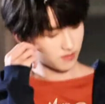 那一双爱笑眼睛不适合皱眉