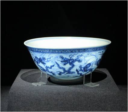 明成化  青花九龙闹海纹碗
北京故宫博物院藏
