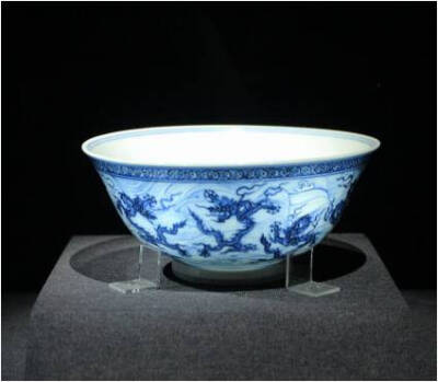 明成化  青花九龙闹海纹碗
北京故宫博物院藏
