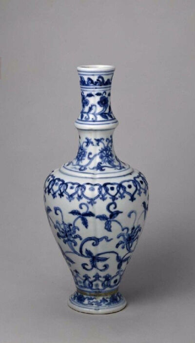 明成化  青花缠枝花纹瓜棱瓶
北京故宫博物院藏
