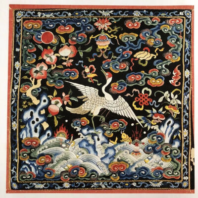 清乾隆  石青缎绣五彩丹鹤朝阳纹方补
北京故宫博物院藏
