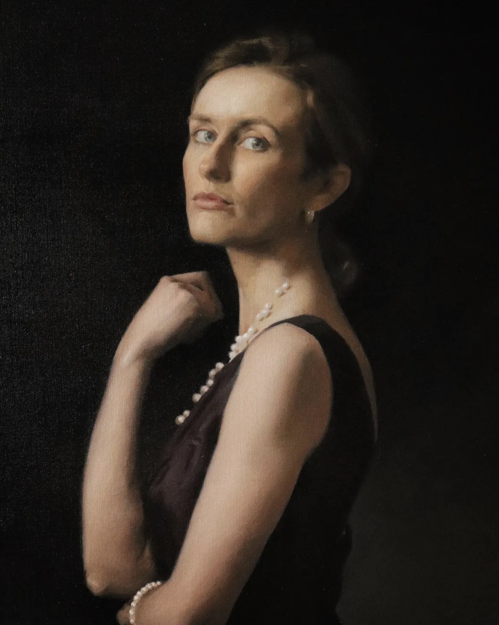 埃里克·J·德拉蒙德是一位美国当代具象画家，以细腻而富有表现力的人物绘画而受到关注。他的创作建立在扎实的写实绘画基础之上，同时融合更加自由的笔触和当代表达方式，使作品在传统结构与情绪表达之间形成平衡。