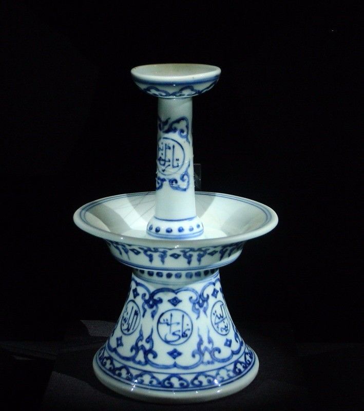 明正德  青花阿拉伯文烛台
北京故宫博物院藏
