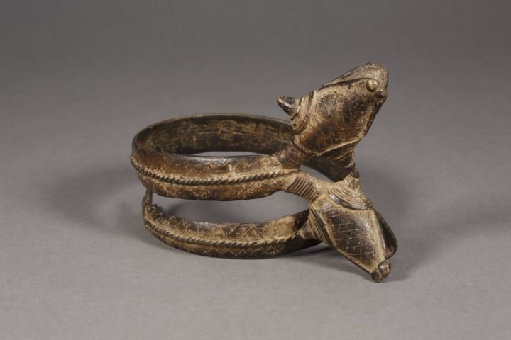 宋代  铜双头蛇形臂钏
观复博物馆藏
