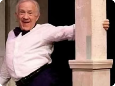 快乐老头 从柱子后面出来 表情