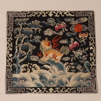 清代  石青缎地刺绣狮子方补
中国丝绸博物馆藏
 

