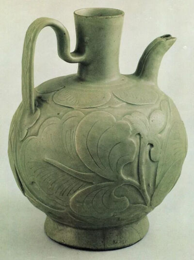 五代  耀州窑青釉刻花双流执壶
美国波士顿博物馆藏
 
