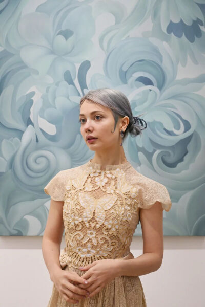 1994年生于俄罗斯的艺术家艾伦·谢德林（Ellen Sheidlin），以天马行空的艺术构想著称。她16岁起通过社交媒体发布超现实摄影作品，26岁赴佛罗伦萨学习古典绘画，将创作版图拓展至绘画、雕塑与数字艺术等多种媒介，受…