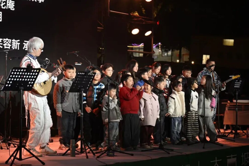 寻谣计划乐队与孩子们一起演出 摄影：林希萌