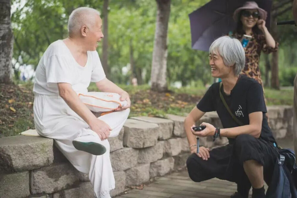 小河在公园采访老人 摄影：Ponyboy