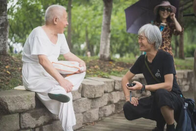 小河在公园采访老人 摄影：Ponyboy