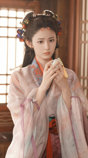 梁绛朱  在你眉梢种红豆  赵晴