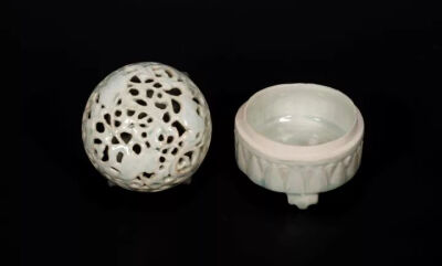 南宋  青白釉镂空婴戏纹三足熏
观复博物馆藏
