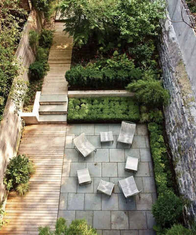 一方院子，有着花草相伴，看云卷云舒，花开花落。