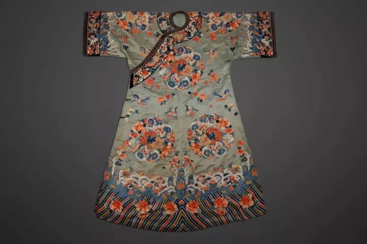清中期  绿色缎绣海水江崖团花纹女袍
（三处团花纹中正是佛手）
观复博物馆上海馆藏
