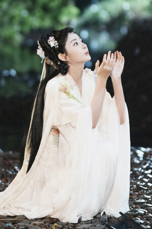 梁绛朱  在你眉梢种红豆  赵晴