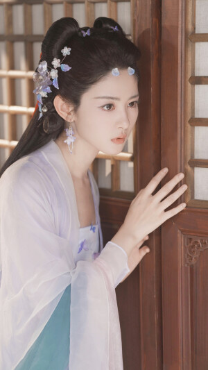 梁绛朱  在你眉梢种红豆  赵晴