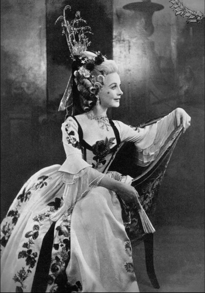 1948年，费雯·丽在话剧《造谣学校》中饰演蒂泽尔夫人