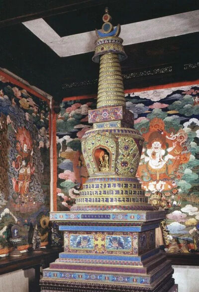 清乾隆  景泰蓝宝相花纹金佛喇嘛塔 
北京故宫博物院藏
