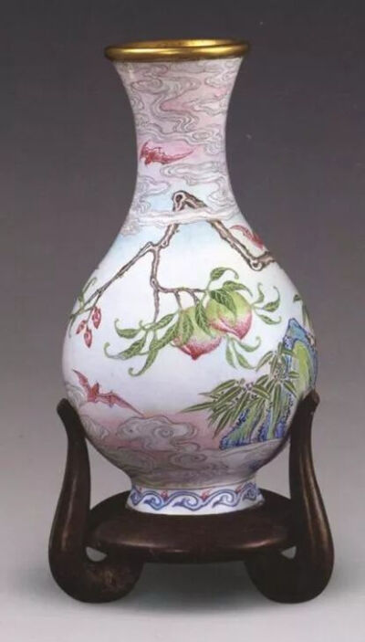 清康熙  铜胎画珐琅桃蝠纹小瓶
 北京故宫博物院藏
