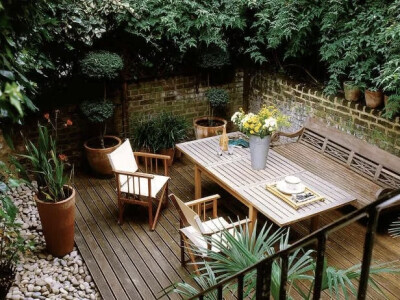 一方院子，有着花草相伴，看云卷云舒，花开花落。