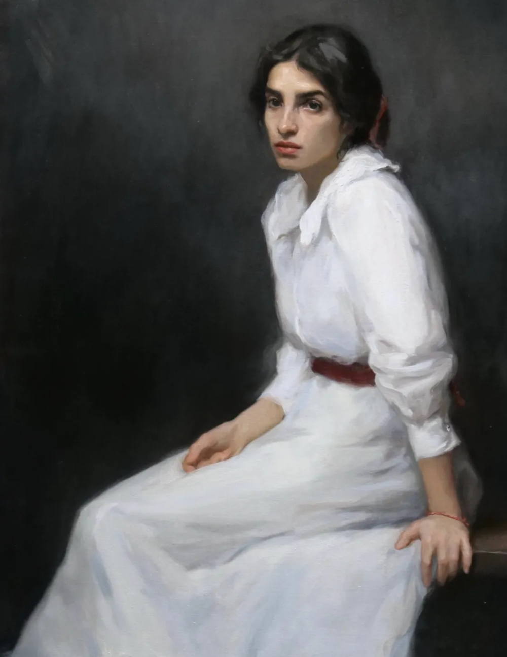 伊丽莎白·拉尔夫-史密斯是一位英国当代具象画家，以细腻而富有情绪深度的人物绘画而受到关注。她在传统写实绘画训练的基础上，发展出兼具古典结构与当代表达的个人风格，其作品在安静、克制的视觉语言中蕴含丰富的心理层次。伊丽莎白的创作主要围绕人物肖像与半身像展开，尤其关注人物的内在情绪与精神状态。她擅长通过柔和而精确的光影关系来塑造体积，使人物在画面中呈现出真实而细腻的存在感。背景通常被处理为简洁或朦胧的色域，从而强化人物主体并营造沉静的氛围。