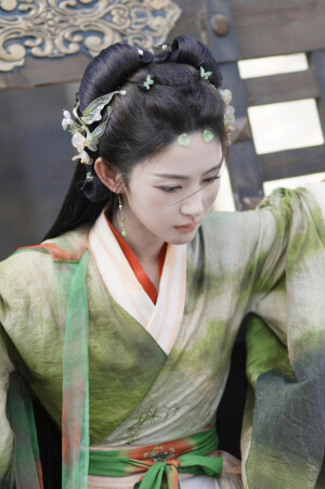 梁绛朱  在你眉梢种红豆  赵晴