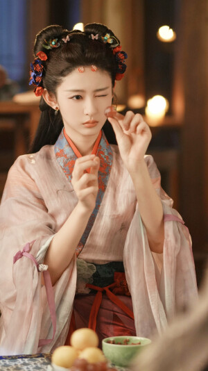 梁绛朱  在你眉梢种红豆  赵晴