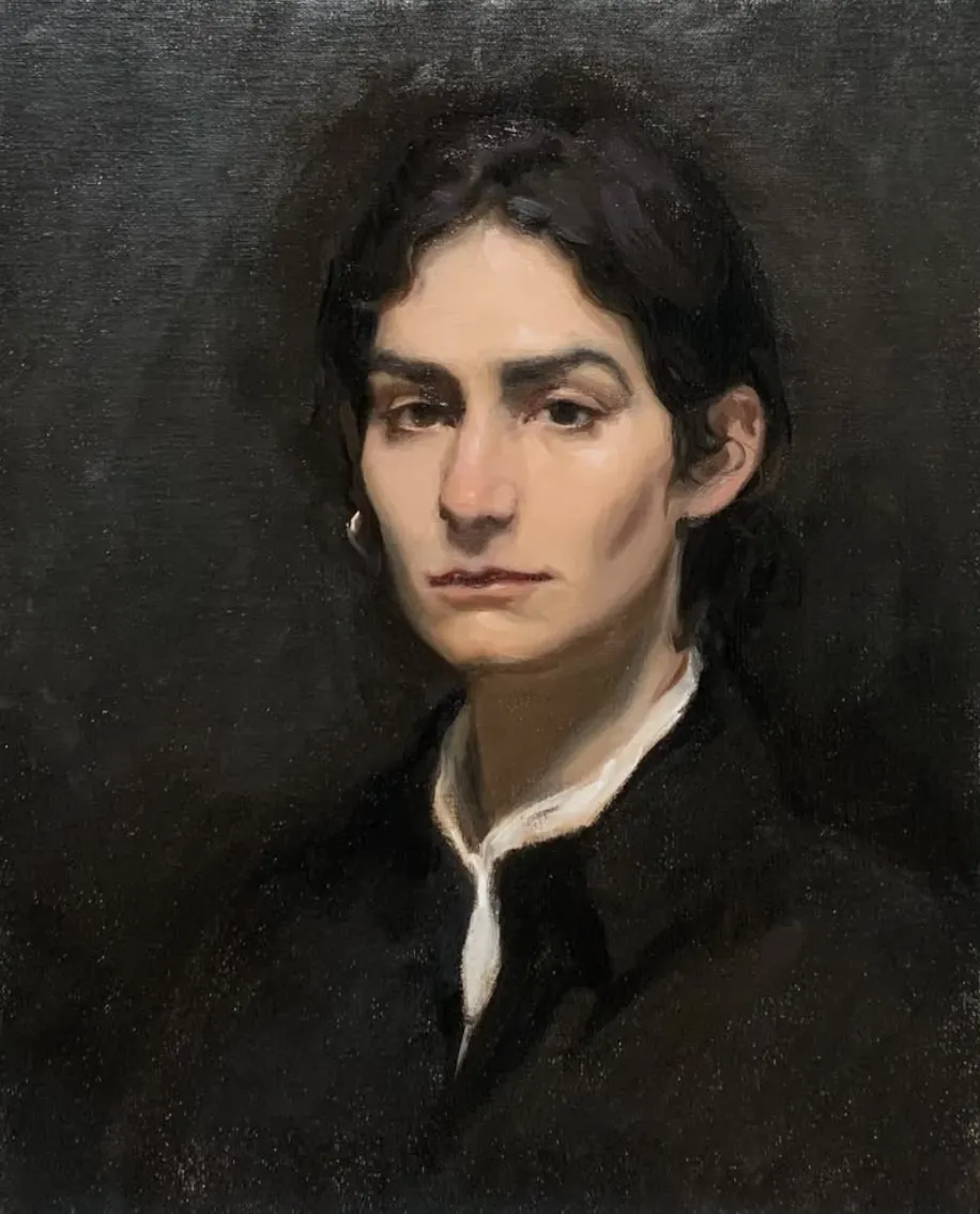 伊丽莎白·拉尔夫-史密斯是一位英国当代具象画家，以细腻而富有情绪深度的人物绘画而受到关注。她在传统写实绘画训练的基础上，发展出兼具古典结构与当代表达的个人风格，其作品在安静、克制的视觉语言中蕴含丰富的心理层次。伊丽莎白的创作主要围绕人物肖像与半身像展开，尤其关注人物的内在情绪与精神状态。她擅长通过柔和而精确的光影关系来塑造体积，使人物在画面中呈现出真实而细腻的存在感。背景通常被处理为简洁或朦胧的色域，从而强化人物主体并营造沉静的氛围。