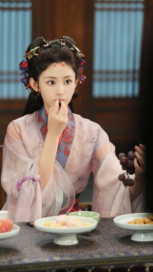 梁绛朱  在你眉梢种红豆  赵晴