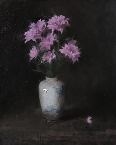 伊丽莎白·拉尔夫-史密斯是一位英国当代具象画家，以细腻而富有情绪深度的人物绘画而受到关注。她在传统写实绘画训练的基础上，发展出兼具古典结构与当代表达的个人风格，其作品在安静、克制的视觉语言中蕴含丰富的心…