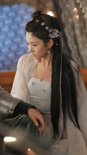 梁绛朱  在你眉梢种红豆  赵晴