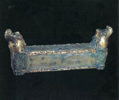 西汉  镶玉鎏金铜枕 
河北省文物保护中心藏
