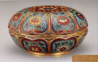 明景泰款  掐丝珐琅缠枝莲纹象足炉
北京故宫博物院藏
