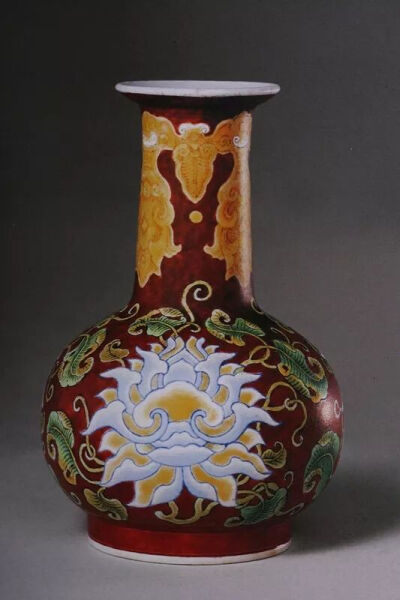 清康熙  紫地珐琅彩西番莲纹瓶 
北京故宫博物院藏
