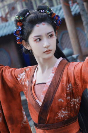 梁绛朱  在你眉梢种红豆  赵晴