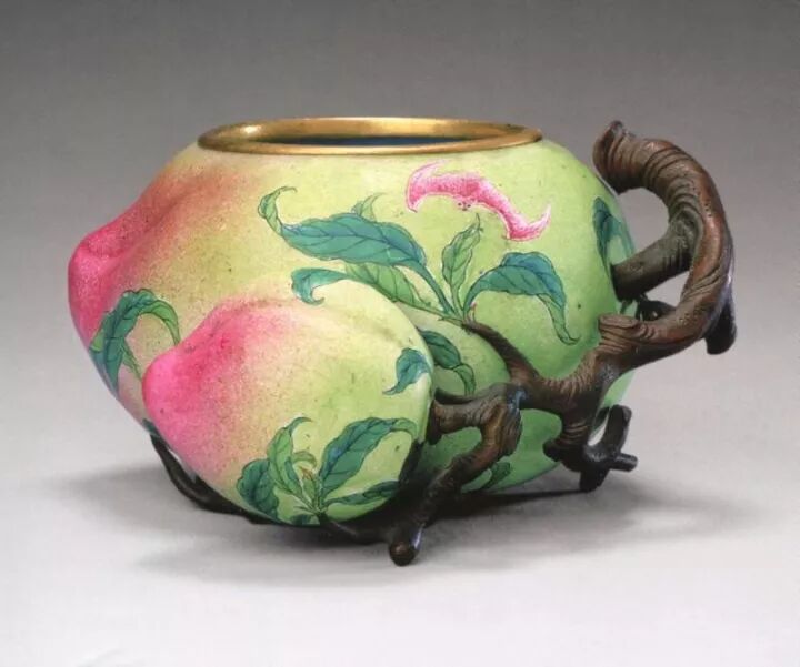 清雍正  铜胎画珐琅桃式水盛 
北京故宫博物院藏
