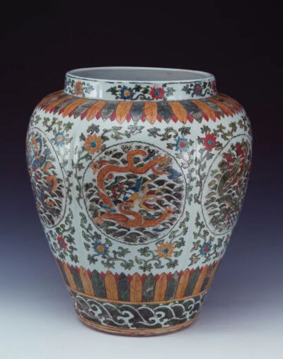 明嘉靖  五彩团龙纹罐
上海博物馆藏
