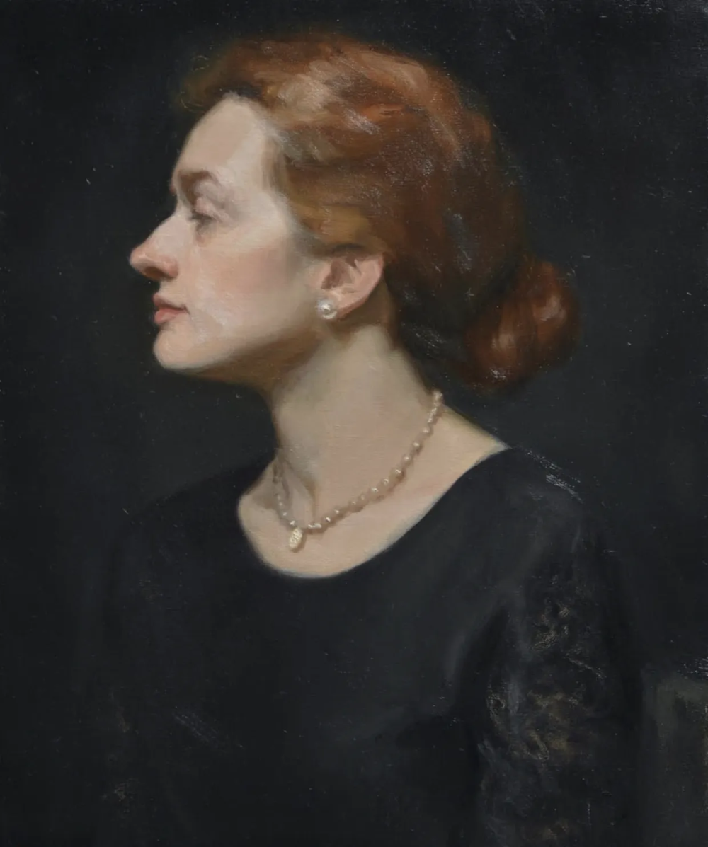 伊丽莎白·拉尔夫-史密斯是一位英国当代具象画家，以细腻而富有情绪深度的人物绘画而受到关注。她在传统写实绘画训练的基础上，发展出兼具古典结构与当代表达的个人风格，其作品在安静、克制的视觉语言中蕴含丰富的心理层次。伊丽莎白的创作主要围绕人物肖像与半身像展开，尤其关注人物的内在情绪与精神状态。她擅长通过柔和而精确的光影关系来塑造体积，使人物在画面中呈现出真实而细腻的存在感。背景通常被处理为简洁或朦胧的色域，从而强化人物主体并营造沉静的氛围。