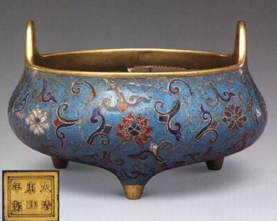 清康熙  景泰蓝缠枝花卉纹乳足炉 
北京故宫博物院藏
