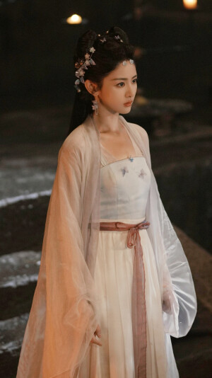 梁绛朱  在你眉梢种红豆  赵晴