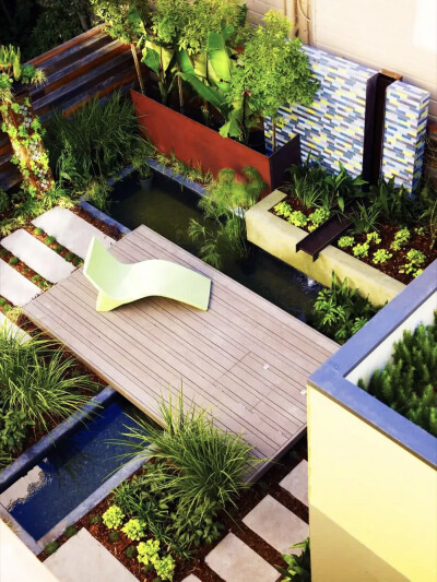 一方院子，有着花草相伴，看云卷云舒，花开花落。