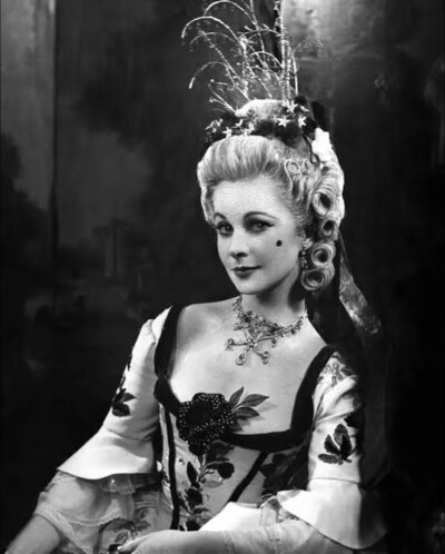 1948年，费雯·丽在话剧《造谣学校》中饰演蒂泽尔夫人